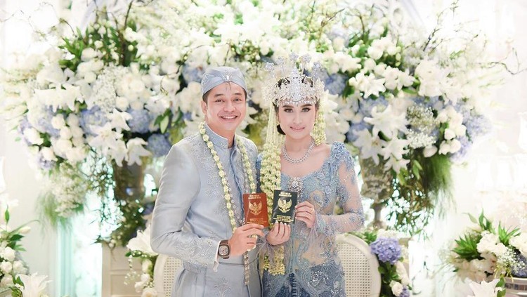 Angbeen Rishi dan Adly Fairuz mengadakan akad nikah secara tertutup Sabtu lalu. Angbeen akhirnya buka suara soal pernikahan yang dilangsungkan tertutup.
