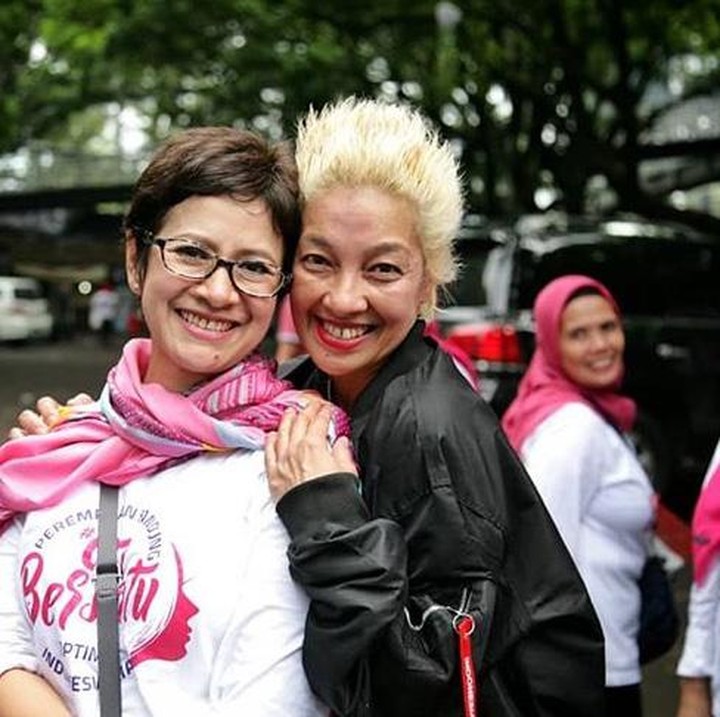 <p>Bersama salah satu sahabat terbaik, Nurul Arifin. (Foto: Instagram/@vickyburkiballet)</p>