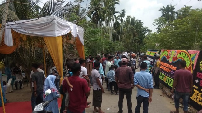 Pesta pernikahan di Medan yang melanggar protokol kesehatan dibubarkan, sementara acara reuni SMA di Makassar yang berpotensi memicu kerumunan dicegah.