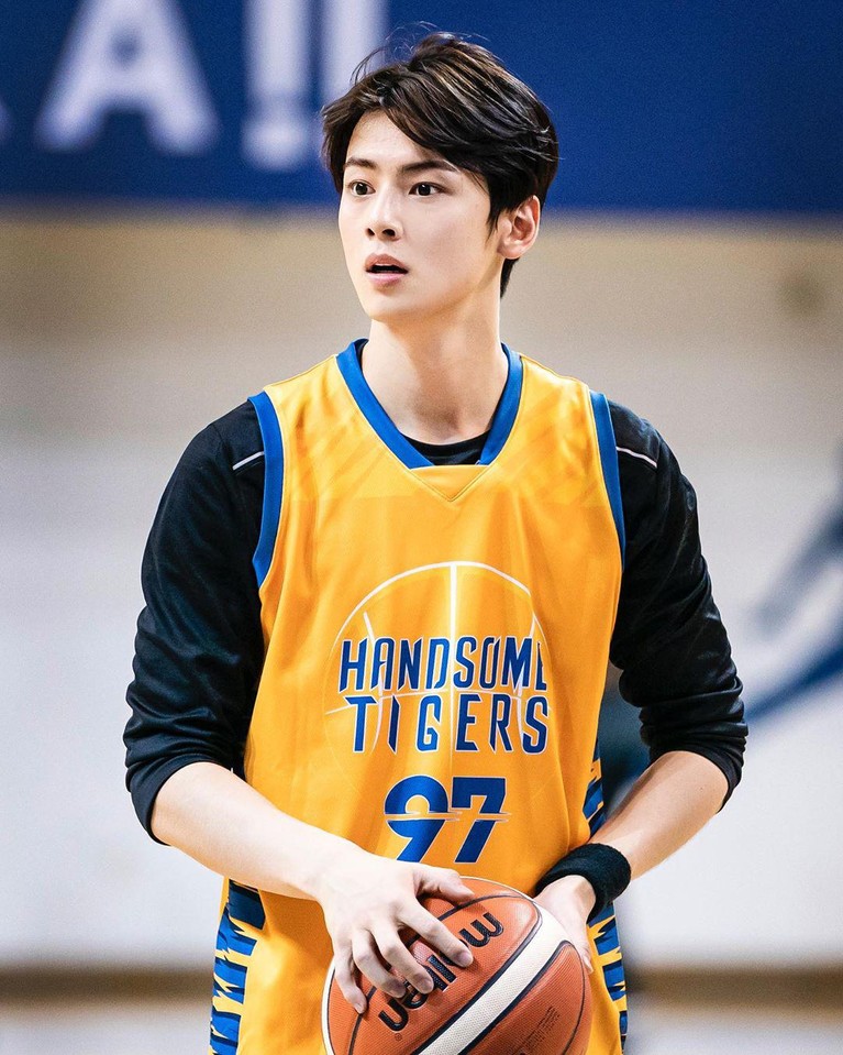 7 Foto Cha Eun Woo Di Lapangan Basket Makin Tampan Saat Berkeringat