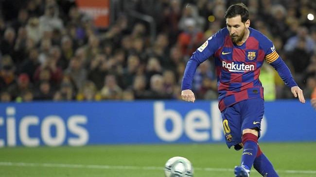 Barcelona's Argentine forward Lionel Messi scores a penalty during the Spanish league football match between FC Barcelona and Real Sociedad at the Camp Nou stadium in Barcelona on March 7, 2020. (Photo by LLUIS GENE / AFP)