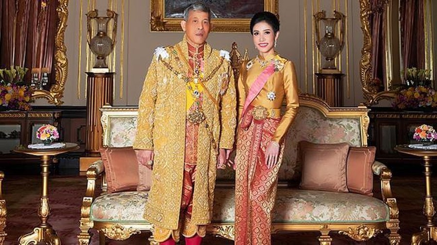 Raja Thailand Boyong 20 Selir Isolasi Diri ke Hotel Mewah di Jerman Boyong 20 selir isolasi diri di hotel mewah di jerman, Raja Thailand kena kritik warga.Raja Thailand Boyong 20 Selir Isolasi Diri di Hotel Mewah Jerman
