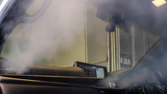 Fogging di kabin mobil buat mengantisipasi penyebaran virus.