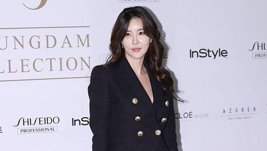 Jang Mi In Ae kritik pemerintah Korea Selatan karena penanganan COVID-19.