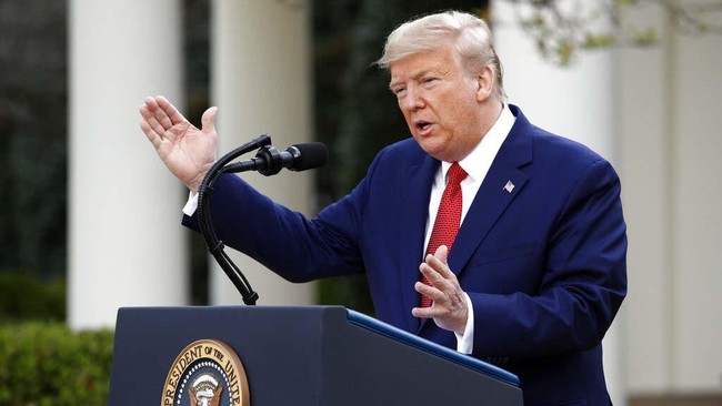 Presiden Amerika Serikat Donald Trump disebut sempat menolak anjuran menjaga jarak untuk mencegah penyebaran virus corona.