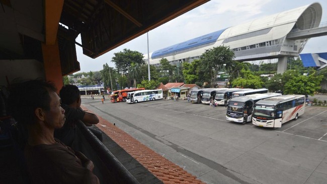 Warga memandangi suasana di Terminal Kampung Rambutan, Jakarta, Senin (30/3/2020). Kementerian Perhubungan menunda larangan layanan bus Antar Kota Antar Provinsi (AKAP), Antar Jemput Antar Provinsi (AJAP) dan Pariwisata di Jakarta sampai ada hasil kajian dampak ekonomi seperti yang menjadi arahan Presiden, sebelumnya Pemprov DKI Jakarta melarang sementara bus AKAP, bus AJAP, dan bus pariwisata untuk mencegah penyebaran virus corona (COVID-19). ANTARA FOTO/Aditya Pradana Putra/foc.