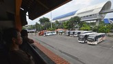 FOTO: Rencana Pelarangan Operasi Bus AKAP di Jakarta Batal Pemprov DKI Jakarta sempat berencana melarang operasional bus AKAP keluar dan masuk wilayah ibu kota demi cegah Covid-19, tapi Kemenhub membatalkannya.