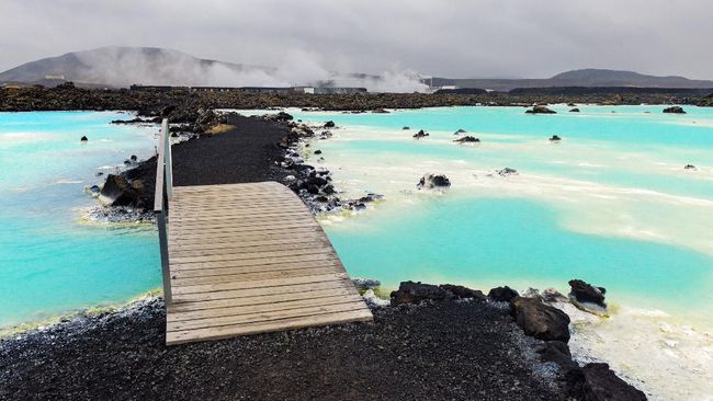 Kepolisian Buxton di Inggris mengguyur Blue Lagoon dengan cat hitam agar turis tak lagi datang selama masa lockdown negara.