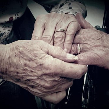 Kakek Ini Rayakan Ultah Pernikahan dengan Istri yang Positif Corona