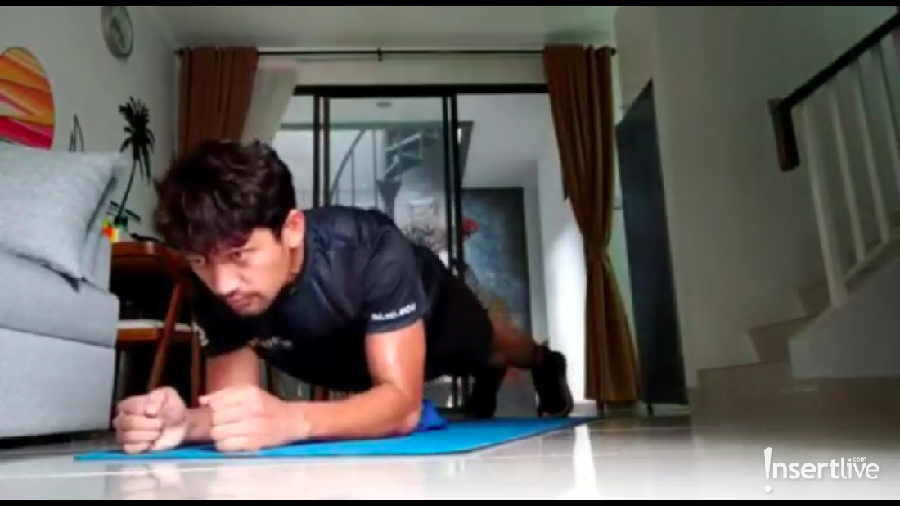 Tidak bisa pergi ke gym, tidak ada alasan bagi Ibnu Jamil untuk tidak melalukan olahraga. Ia pun berusaha untuk tetap rutin olahraga meski di dalam rumah.