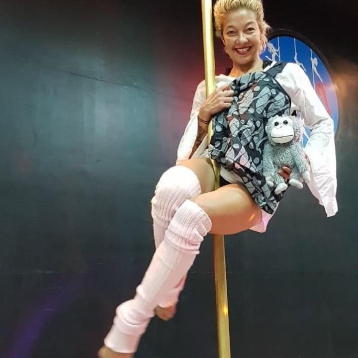 <p>Bahkan, kini Vicky mendalami balet dan pole dance lho. (Foto: Instagram/@vickyburkiballet)</p>
