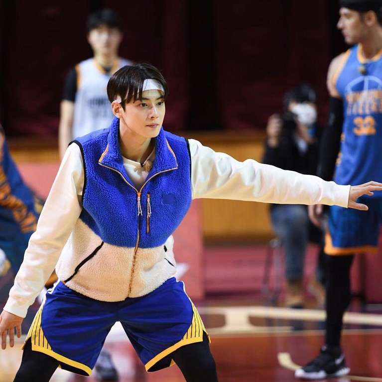 7 Foto Cha Eun Woo di Lapangan Basket, Makin Tampan saat Berkeringat Simak tujuh foto Cha Eun Woo di lapangan basket, yang semakin tampan saat berkeringat.