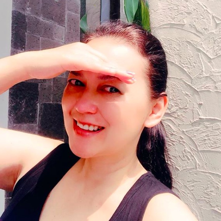 <p>Kakak Ari Wibowo, Ira Wibowo ini juga tetap menawan di umur 52 tahun. (Foto: Instagram: @irawbw)   </p>