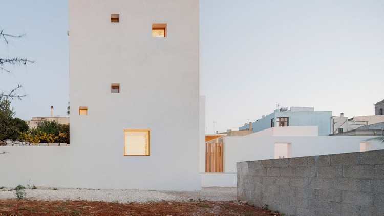 Rumah minimalis 'The White Tower' memiliki desain yang simpel dan istimewa. Rumah yang memiliki menara 12 meter ini eksterior dan interiornya serba putih.