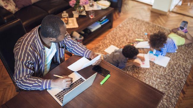 Saat kerja atau kuliah dari rumah ada beberapa distraksi yang sulit dihindari. Bagaimana pengalaman lucu Anda saat work from home?