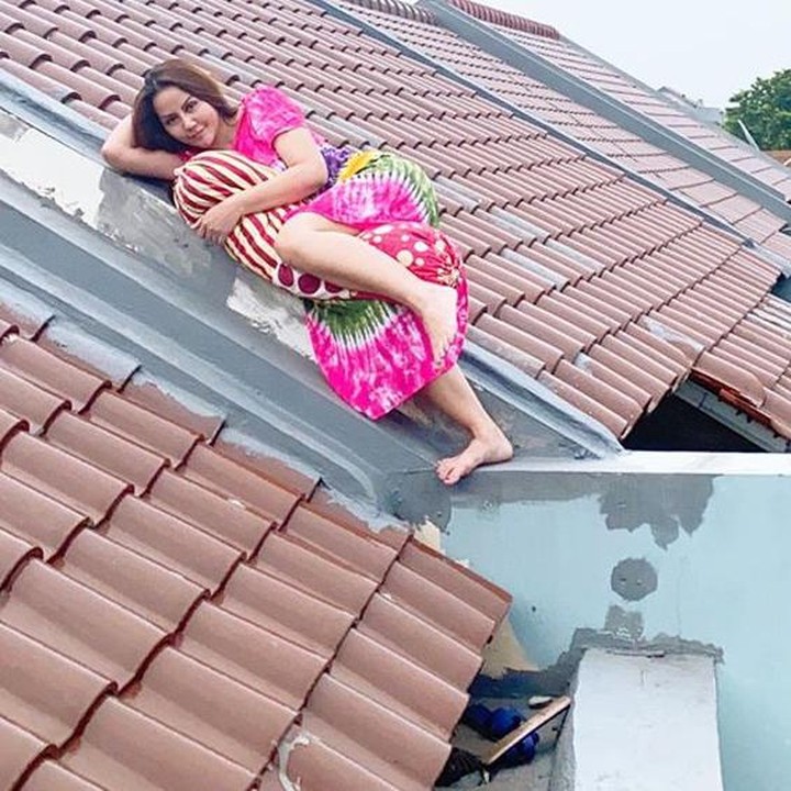 <p>Waduh, Bunda Nita Thalia anti-mainstream nih sampai berjemur di loteng. Hati-hati ya. (Foto: Instagram@nitatalia.real)  </p>