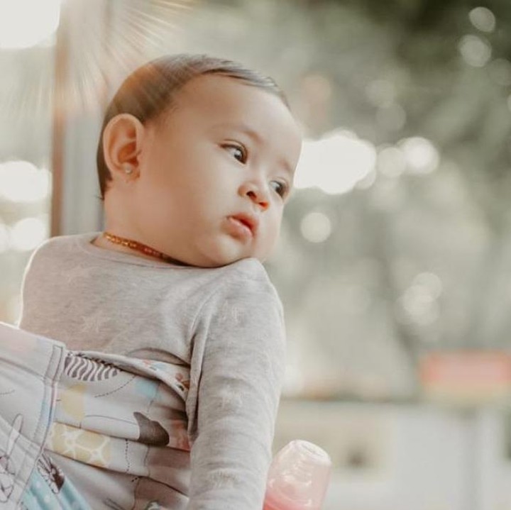 <p>Hadap kiri aja adik Aleia lucu banget. Bikin mau cubit deh.  </p>