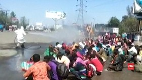 VIDEO: Nasib Perantau India Disemprot Disinfektan Saat Mudik