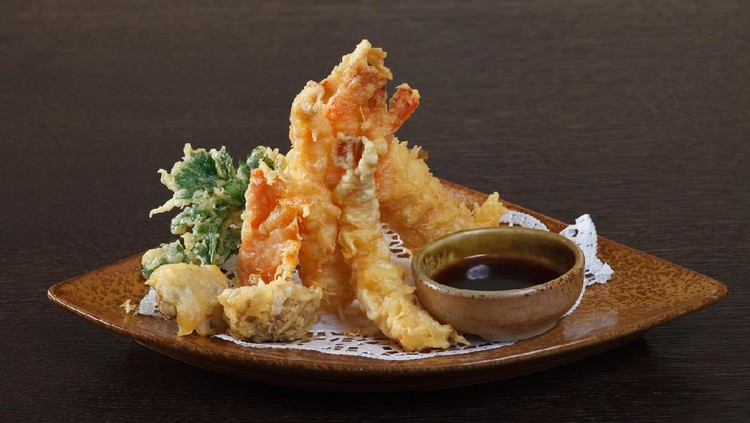 Bunda dan keluarga pingin makan tempura? Tak perlu jauh-jauh datang ke resoran Jepang, buat saja sendiri. Intip resep tempura berikut ini yuk!