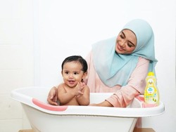 Tak Perlu Khawatir, Ini Tips Bebas Worry Mandikan Si Kecil