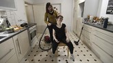 Rike mencoba memotong rambut Celine di dapur, karena mereka tak boleh keluar rumah oleh pemerintah. Bukan tisu toilet, melainkan Lana dan kawan-kawan wajib