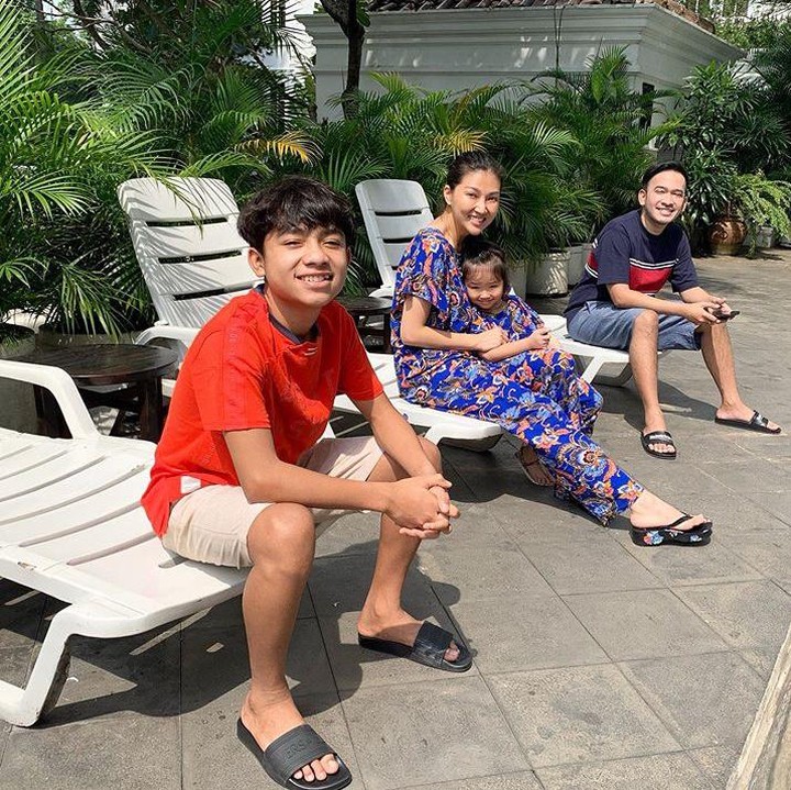 <p>Santai ala-ala bareng keluarga gini saja sudah asyik kan, Bun. Kayak keluarga Bunda Sawendah. (Foto: Instagram@sarwendah29)</p>
