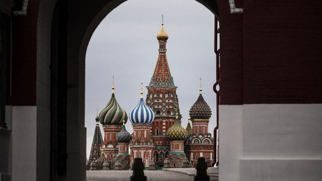 This picture taken on March 30, 2020 shows the empty Red square and Saint Basil's Cathedral in Moscow as the city and its surrounding regions imposed lockdowns today, that were being followed by other Russian regions in a bid to slow the spread of the COVID-19 infection caused by the novel coronavirus. - The enforcement of the strict new rules, which Moscow Mayor suddenly announced for the capital late Sunday, coincide with the beginning of a 