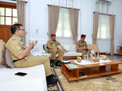 Bupati Anas Libatkan Sekolah Bantu PKL-Pengemudi Becak Terdampak Corona