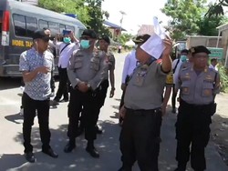 Saat Demo Penutupan Bandara Mamuju Dibubarkan Polisi