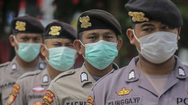 KontraS: Polri Terlibat 921 Kekerasan dan HAM dalam Setahun Anggota Polri mengenakan masker saat bertugas di Kota Pangkalpinang, Kepulauan Bangka Belitung, Selasa (31/3/2020). Berdasarkan data Juru Bicara Pemerintah untuk Penanganan COVID-19 Achmad Yurianto hingga Selasa (31/3) sore, jumlah kasus positif COVID-19 terus bertambah mencapai 1.528 orang yang tersebar di 32 provinsi dengan jumlah sembuh 81 orang dan meninggal dunia 136 orang. ANTARA FOTO/Anindira Kintara/Lmo/nz