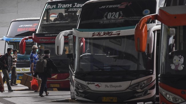 Calon penumpang bersiap menaiki bus Antar Kota Antar Provinsi di Terminal Pulo Gebang, Jakarta, Minggu (29/3/2020). Kementerian Perhubungan mengimbau agar warga membatalkan niatnya pulang kampung, untuk mencegah penyebaran COVID-19. ANTARA FOTO/Indrianto Eko Suwarso/foc.