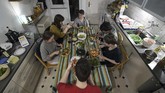 Para pelajar di Jerman banyak yang tinggal dalam satu apartemen untuk menghemat biaya. Pandemi virus corona COVID-19 seakan menjadi ujian bagi kuatnya bersahabatan mereka. (Ina FASSBENDER / AFP)