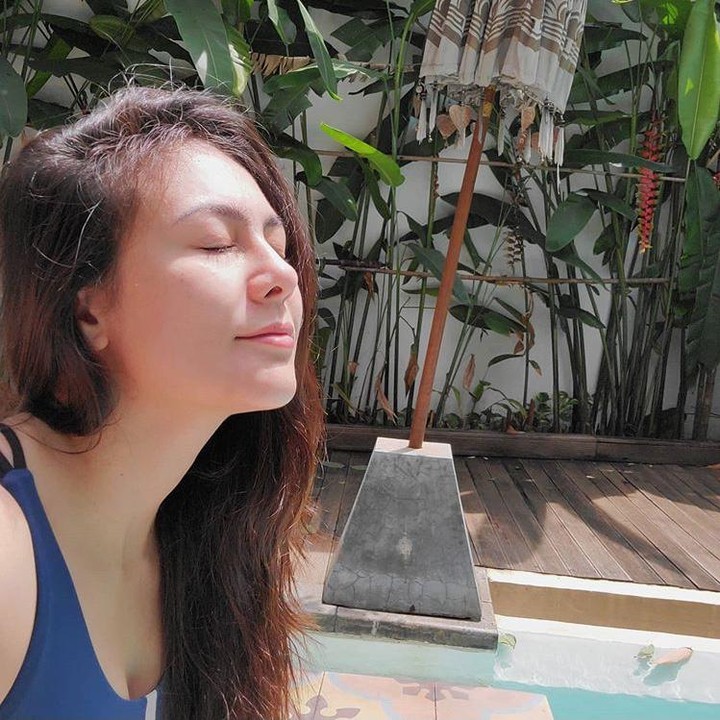 <p>Sambil olahraga, yuk nikmati paparan sinar matahari pagi. Kayak Bunda Wulan Guritno. Wajah cantiknya malah bikin salah fokus. Benar enggak nih, Bun? (Foto: Instagram@wulanguritno)    </p>