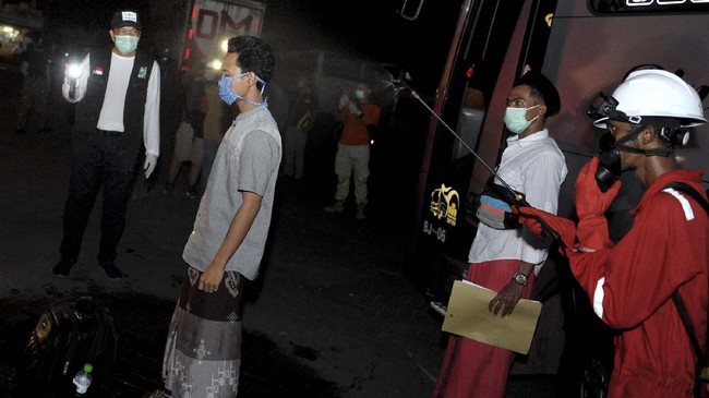 FOTO : Hindari Pandemi Covid-19, Pesantren Pulangkan Santri