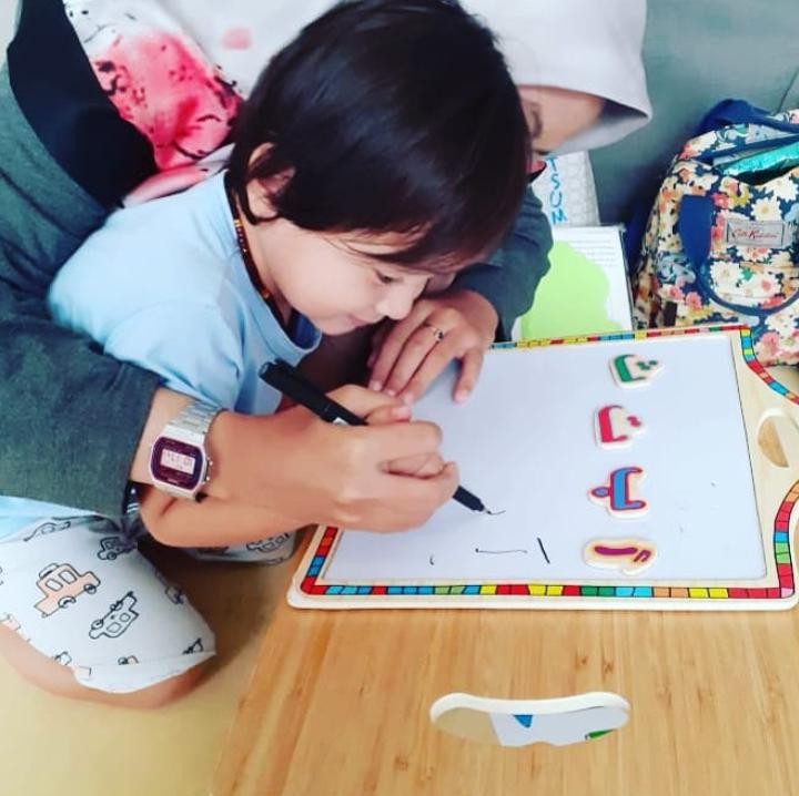 <p>Jangan diganggu ya, ada yang serunya nggambar nih. . (Foto: instagram: @donnymichael)  </p>