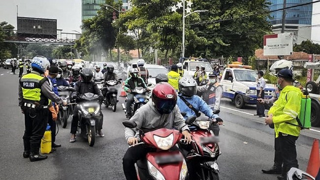 Pemkot Surabaya memperketat 19 akses pintu masuk ke Kota Surabaya. Kendaraan non-pelat L hanya boleh masuk jika pengemudinya punya KTP Surabaya.