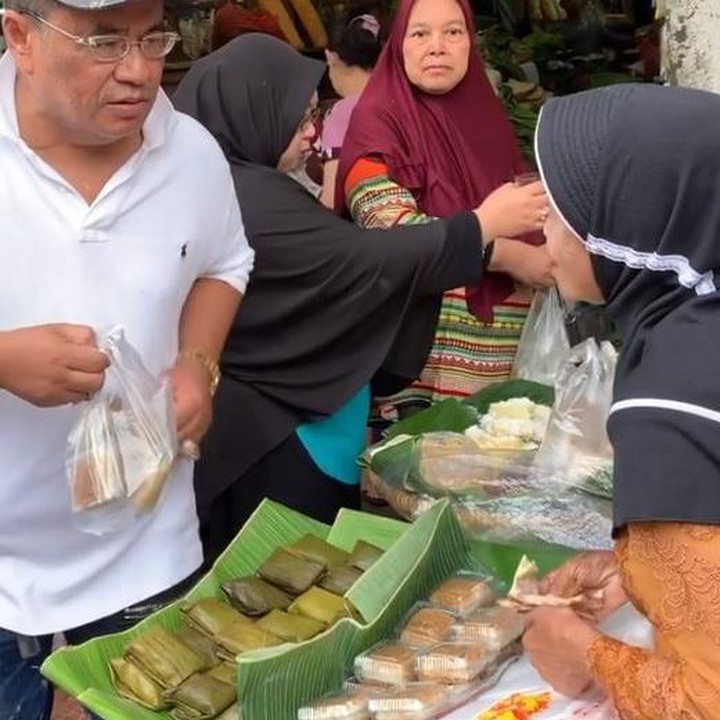 <p>Hotman juga ternyata senang membeli jajanan pasar nih. Punya banyak asisten rumah tangga, tapi pengacara nyentrik ini malah asyik belanja bareng ibu-ibu lainnya.</p>