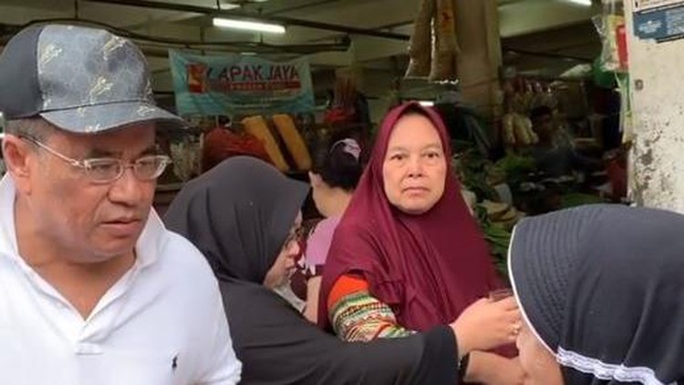 Hotman Paris dikenal sebagai pengacara kondang Indonesia dengan harta berlimpah. Selain pengacara dia juag entertainer dan pengusaha.