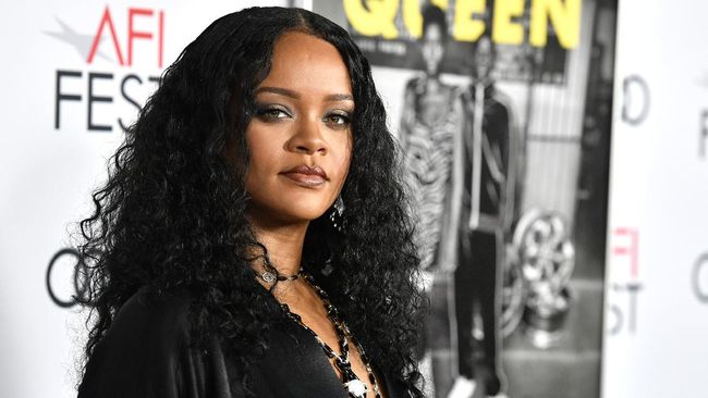 Perusahaan raksasa barang-barang mewah LVMH mengumumkan bahwa mereka menangguhkan lini busana siap pakai milik Rihanna, Fenty.