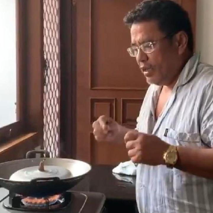 <p>Lihat potret ini, netizen salah fokus dengan tutup panci milik Hotman sangat sederhana ya? Meski punya harta triliunan, kalau tutup panci rusak ternyata tetap dipakai dan diganti gagangnya dengan kayu. </p>