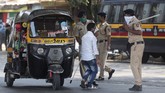 FOTO: Aksi Polisi India Tindak Warga Pelanggar Lockdown Polisi di India bertindak keras dengan menghukum para penduduk yang melanggar perintah penguncian wilayah (lockdown).