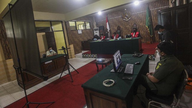 PN Palembang menggelar sidang secara virtual yang terhubung dengan jaksa, saksi, dan terdakwa di tempat terpisah, sebagai antisipasi penyebaran corona.