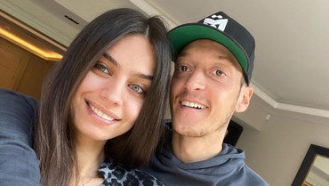 img-title Anak Pertama Lahir, Pesepakbola Mesut Ozil Resmi Jadi Ayah