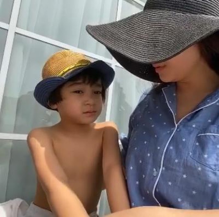 <p>Mama Gigi (Nagita Slavina) dan Rafathar punya rutinitas berjemur juga untuk tangkal corona. Gayanya tetap asyik ya, Bun, mirip orang lagi liburan, <em>he-he-he</em>. (Foto: Instagram@raffinagita1717)</p>