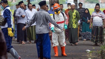 Pemerintah memberi izin bersyarat sekolah untuk belajar tatap muka Januari 2021. Pesantren jadi salah satu lembaga yang diminta ketat menerapkan prokes.