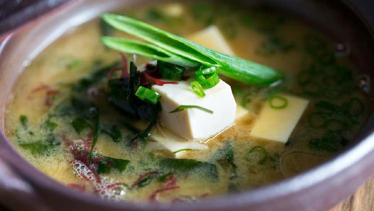 Sedang mencari referensi menu berkuah untuk si kecil, Bunda? Berikut ada resep sup rumput laut tofu udang yang bisa dicoba. Intip resepnya yuk!