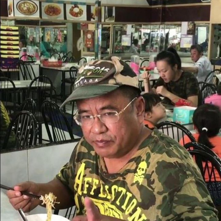 <p>Hotman enggak segan keluar untuk makan mi ayam di kedai sederhana. Meskipun jam tangan yang dikenakannya enggak sesederhana harga mi ayam di depannya.</p>