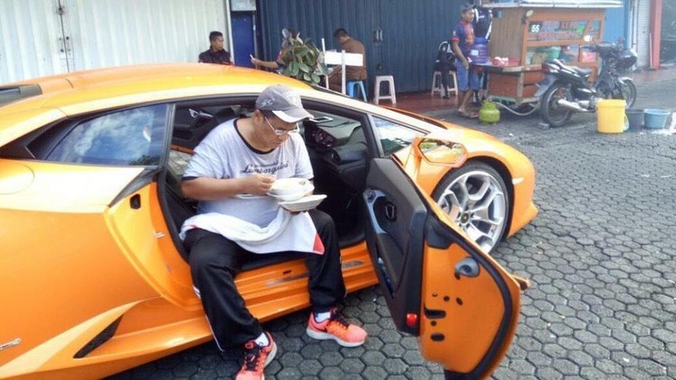 Hotman Paris dikenal dengan penampilan yang mewah dan nyentrik. Ternyata, kekayaan milik Hotman tidak main-main lho, Bun. Simak selengkapnya berikut ini.