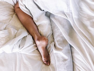 img-title Takut Kepergok Istri Sedang Threesome, Suami Lompat dari Balkon