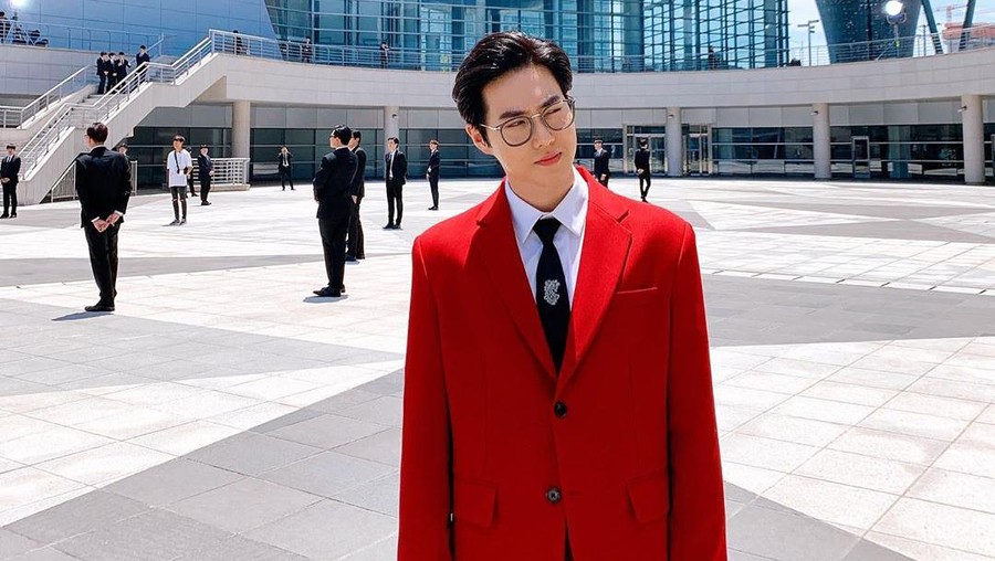 Album solo perdana Suho EXO sukses merajai tangga lagu internasional dan domestik Korea Selatan.